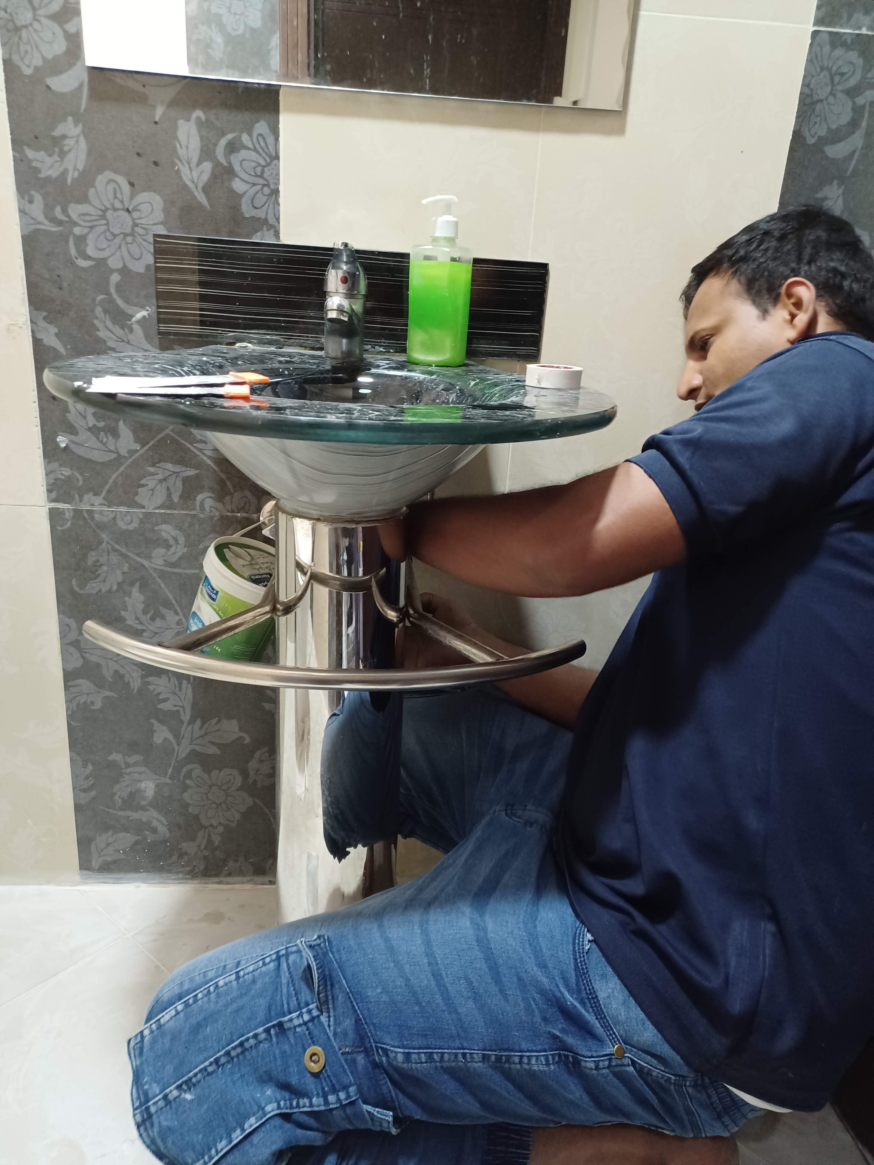 technician repairing leakage in bathroom in Dubai