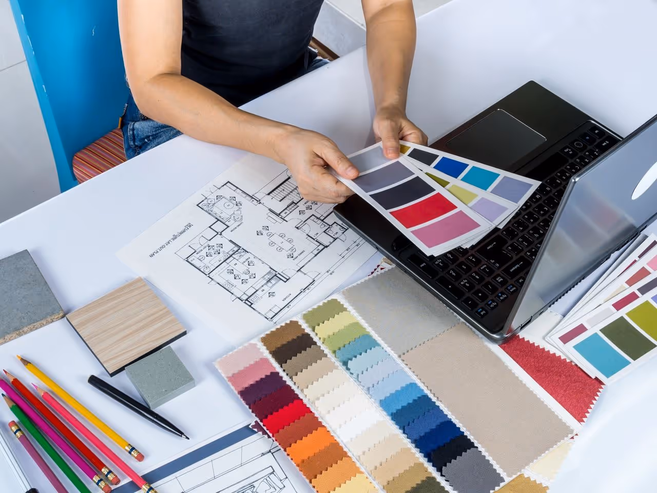 Choosing colors for the wall painting in an apartment