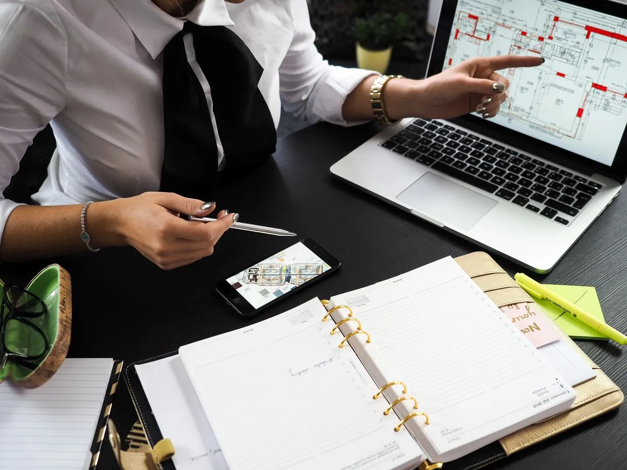 Real estate agent buying and sell home in Dubai maintenance repair fixing Real estate agent buying and sell home in Dubai maintenance repair fixing