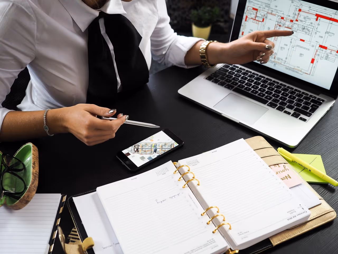 Real estate agent buying and sell home in Dubai maintenance repair fixing