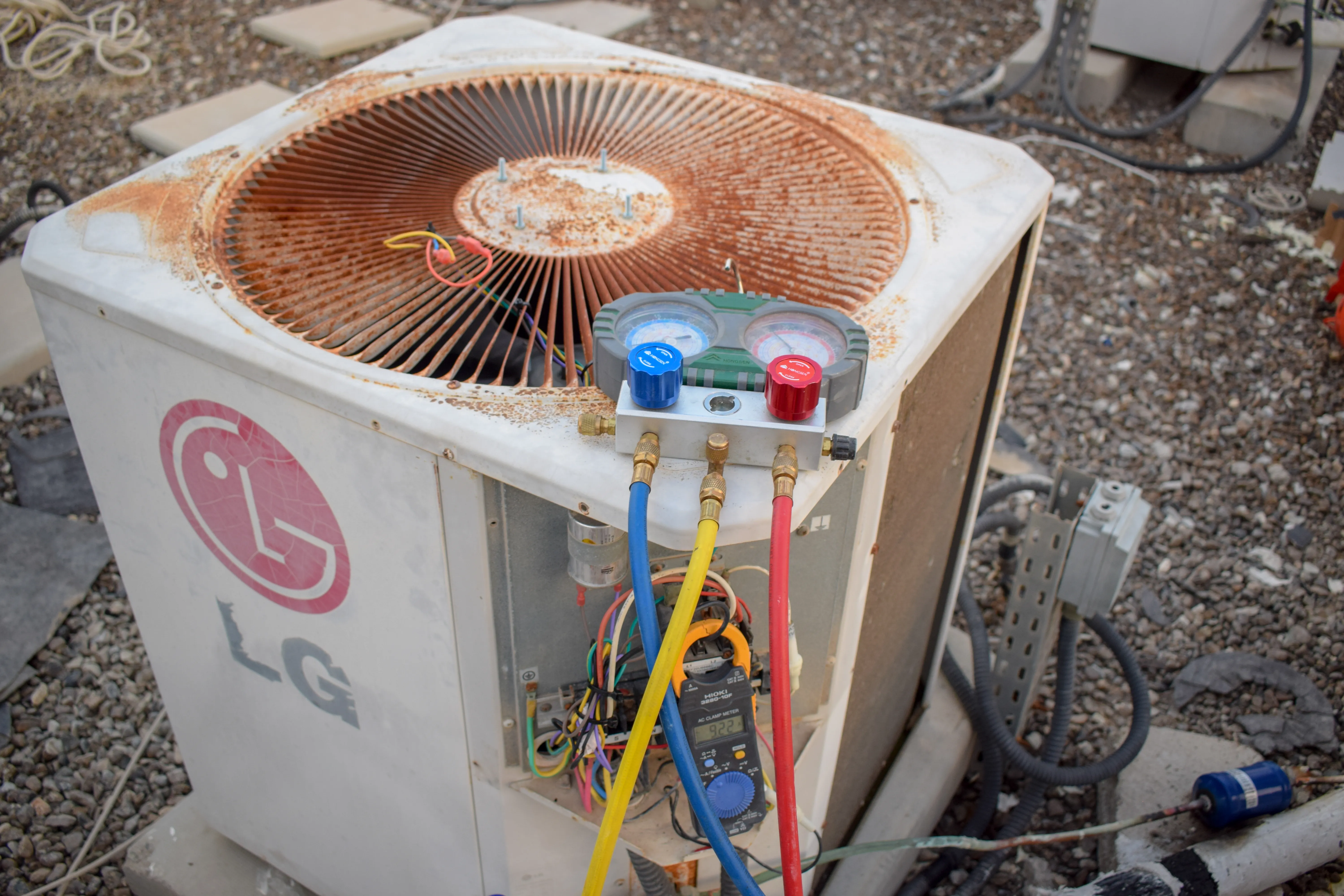 Checking AC refrigeration gas level "Checking AC refrigeration gas level"